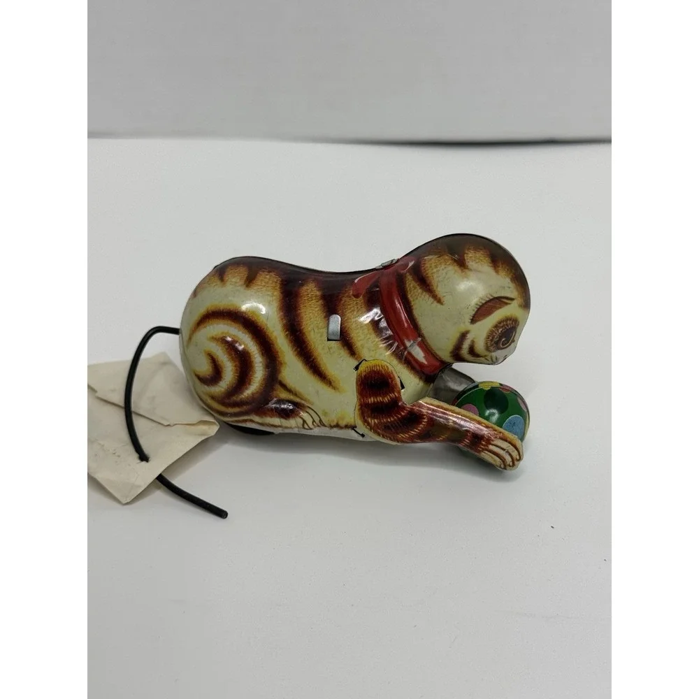 New Old Stock VTG DA GUENMAO WIND UP TIN LITHO TOY CAT & BALL IN BOX‎ W/ KEY